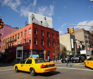 Les affiches de Kate Moss pour Stuart Weitzman ont même causé des accidents en mars 2013 à Manhattan