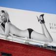 Kate Moss pose quasi nue sur les affiches Stuart Weitzman en mars 2013 à Manhattan
