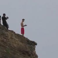 Justin Bieber fait le grand saut d'une falaise (VIDEO)