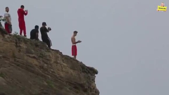 Justin Bieber fait le grand saut d'une falaise (VIDEO)