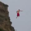 Justin Bieber saute d'une falaise à Hawaï