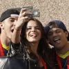 Bruna Marquezine prend la pose avec les amis de Neymar, en juin 2013