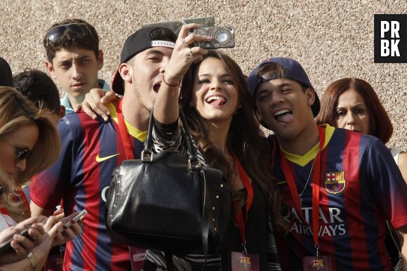 Bruna Marquezine prend la pose avec les amis de Neymar, en juin 2013