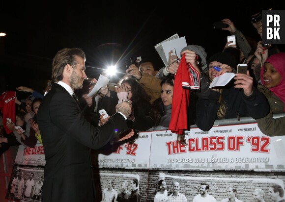 David Beckham signe des autographes à l'avant-première du film The Class of 92 à Londres, le 1er décembre 2013