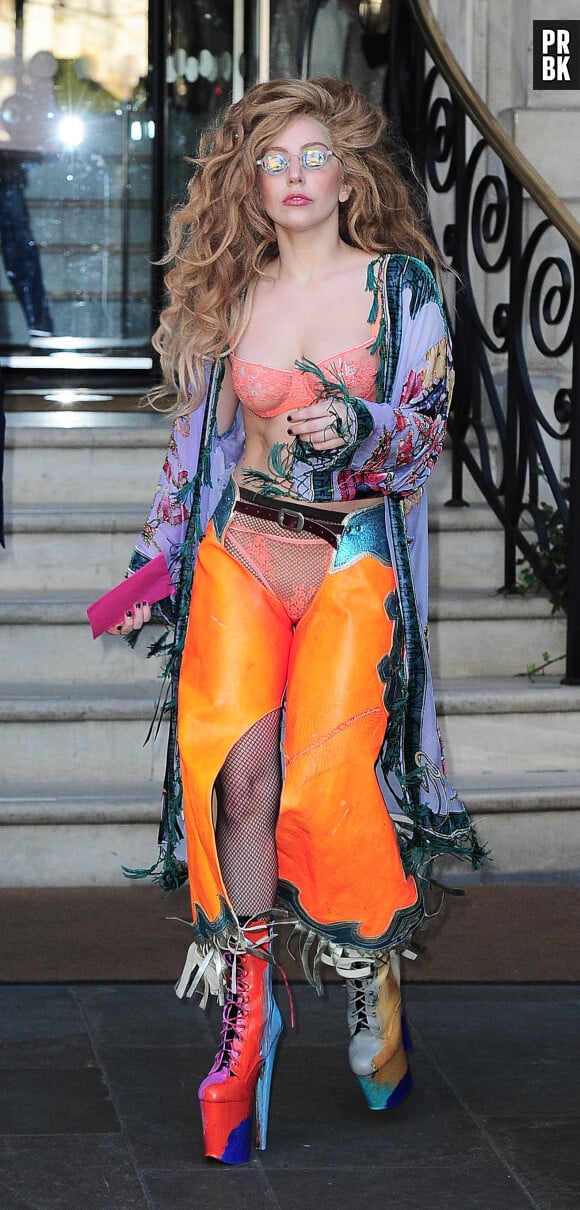Lady Gaga à la sortie de son hôtel de Londres, ce dimanche 8 décembre 2013