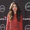 Selena Gomez: mini pétage de câble au Jingle Ball 2013