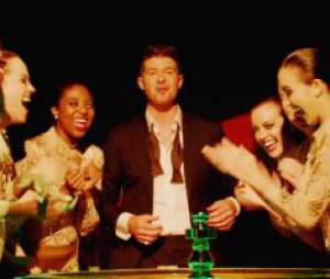 Robin Thicke dans le clip de Feel Good