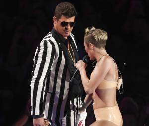 Robin Thicke et Miley Cyrus : twerk collé-serré sur la scène des MTV VMA, le 25 août 2013