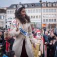 Flora Coquerel : Miss France 2014 salue la foule, le 18 décembre 2013 à Morancez