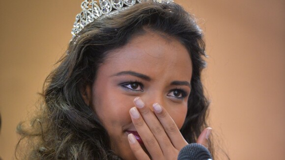 Flora Coquerel : Miss France 2014 en larmes pour son retour à la maison
