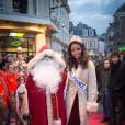 Flora Coquerel : Miss France 2014 prend la pose avec le Père Noël, le 18 décembre 2013 à Morancez