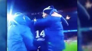 PSG VS ASSE : Ezequiel Lavezzi fête la victoire... avec une main aux fesses