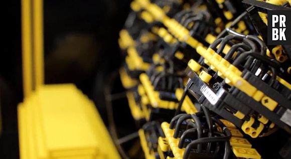 Un homme construit une voiture en... Lego