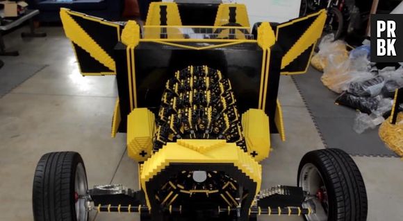 Un homme construit une voiture en... Lego