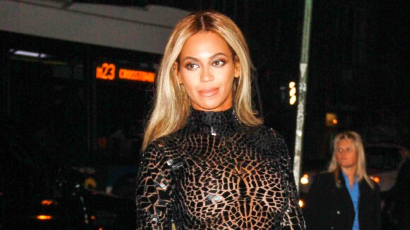 Beyoncé : ultra sexy en mini-robe pour fêter la sortie de son album