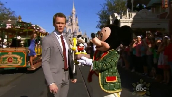 Neil Patrick Harris en mode Mickey : Barney rejoint la parade de Noël de Disney