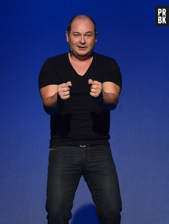 Cauet, déguisé en Père Noël, a rendu visite à Kev Adams sur la scène du Bataclan, le 19 décembre 2013