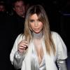 Kim Kardashian exhibe sa poitrine pendant la Fashion Week de Paris, le 21 janvier 2014