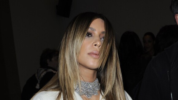 Kim Kardashian à Paris : gênée par son propre décolleté pendant la Fashion Week