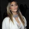 Kim Kardashian cache ses seins pendant la Fashion Week de Paris, le 21 janvier 2014