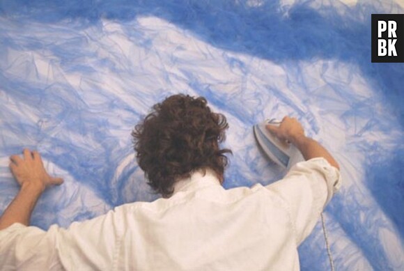 Un artiste utilise un fer à repasser pour ses tableaux