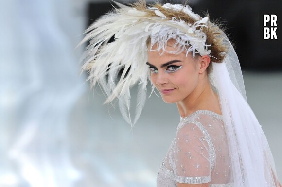 Cara Delevingne en mariée lors du défilé Chanel pour la Fashion Week de Paris le 21 janvier 2014