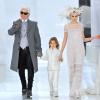Cara Delevingne et Karl Lagerfeld lors du défilé Chanel pour la Fashion Week de Paris le 21 janvier 2014