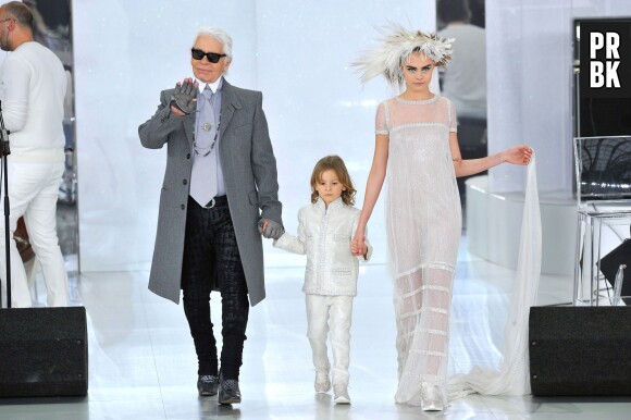 Cara Delevingne et Karl Lagerfeld lors du défilé Chanel pour la Fashion Week de Paris le 21 janvier 2014
