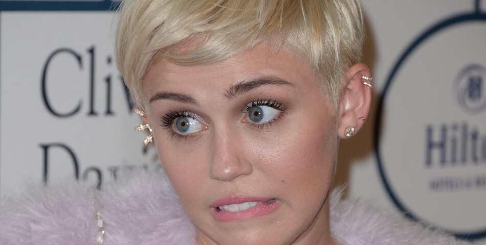 Miley Cyrus enchaîne les grimaces lors d&#039;une soirée pré-Grammy Awards le 25 janvier 2014