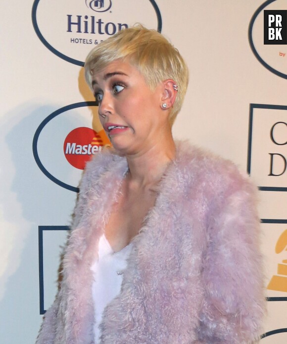 Miley Cyrus, reine des grimaces lors d'une soirée pré-Grammy Awards le 25 janvier 2014