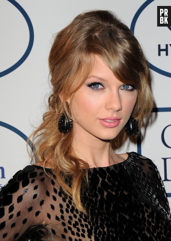 Taylor Swiftsur le tapis-rouge lors d'une soirée pré-Grammy Awards le 25 janvier 2014