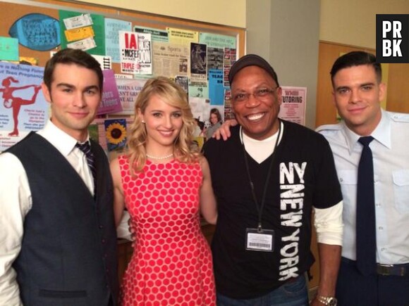 Glee saison 5 : Paris Barclay entouré de Dianna Agron, Chace Crawford et Mark Salling sur le tournage de l'épisode 100