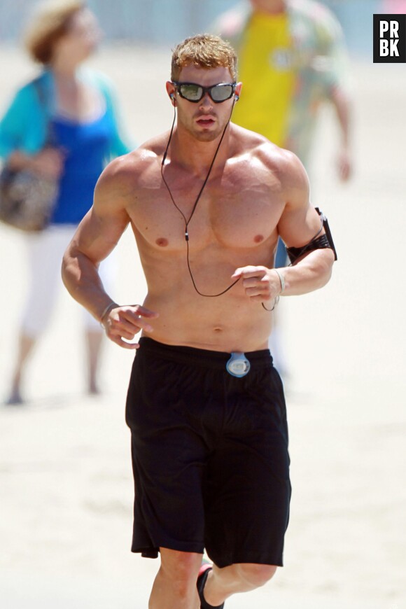 Kellan Lutz : jogging torse nu à Los Angeles, le 3 août 2011