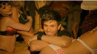 Enrique Iglesias et Pitbull : I'm a Freak, le clip avec des seins et des fessées