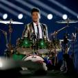 Bruno Mars à la batterie lors de son show au Super Bowl 2014 le 2 février 2014