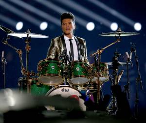 Bruno Mars à la batterie lors de son show au Super Bowl 2014 le 2 février 2014