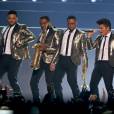 Bruno Mars et son groupe en pleine chorégraphie au Super Bowl 2014 le 2 février 2014