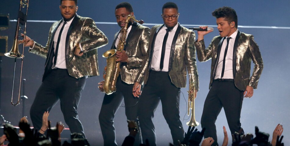 Bruno Mars et son groupe en pleine chorégraphie au Super Bowl 2014 le 2 février 2014