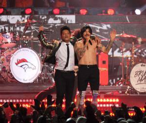 Bruno Mars et les Red Hot Chili Peppers sur scène au Super Bowl 2014 le 2 février 2014