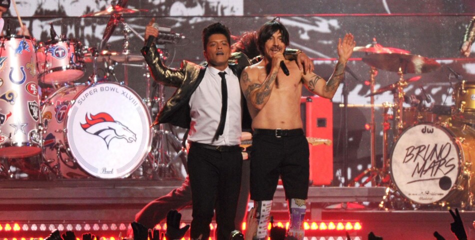 Bruno Mars et les Red Hot Chili Peppers sur scène au Super Bowl 2014 le 2 février 2014