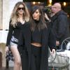 Kim Kardashian look noir et sandales dorées à Los Angeles, le 4 février 2014