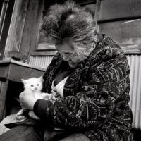 [PHOTOS] Une grand-mère et son chat, le duo le plus émouvant du jour