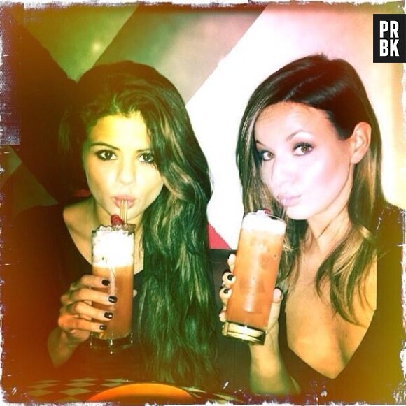 Selena Gomez s'affiche sur les réseaux sociaux... un verre à la main