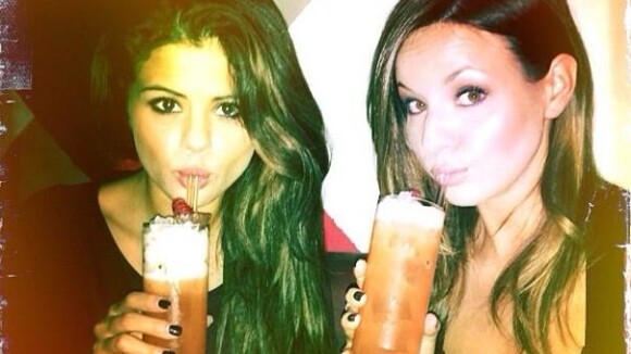 Selena Gomez : première sortie après sa rehab... un verre d'alcool à la main ?