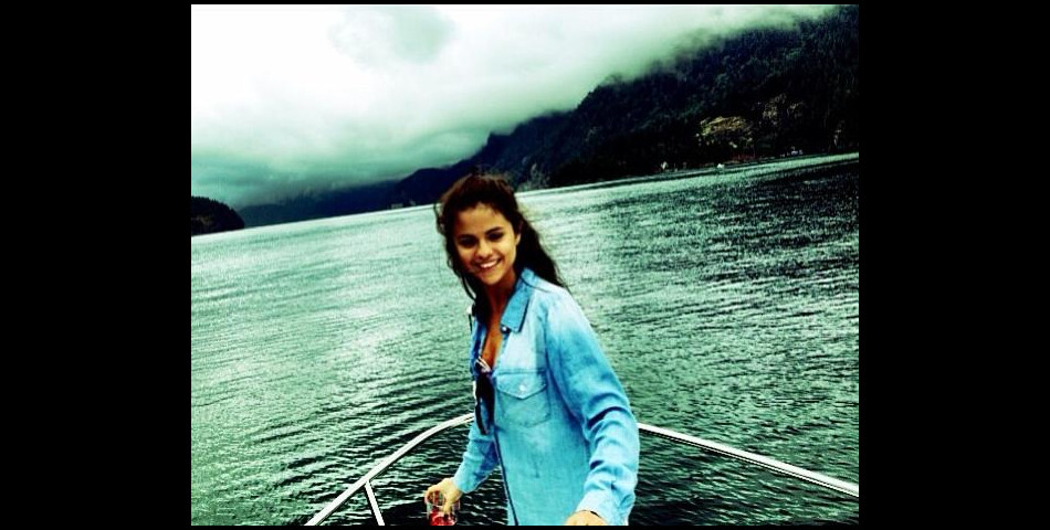 Selena Gomez un verre d&#039;alcool à la main sur les réseaux sociaux