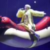 Miley Cyrus à cheval sur un hot dog pendant sa tournée
