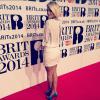Caroline Receveur sexy sur le tapis-rouge des Brit Awards 2014
