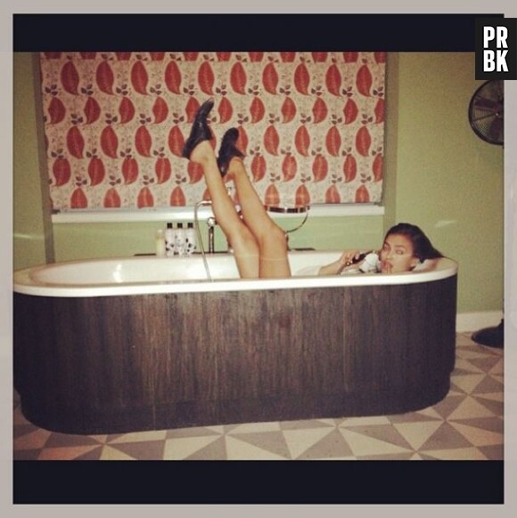 Irina Shayk et ses jambes interminables dans sa baignoire