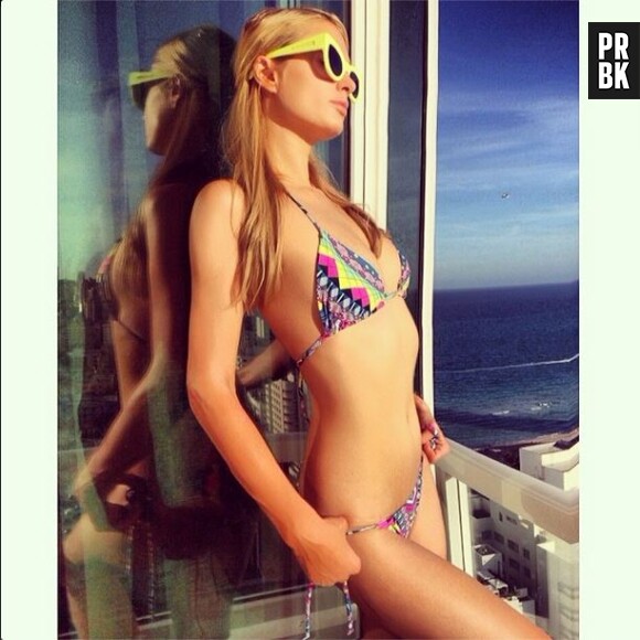 Paris Hilton en bikini sur son balcon