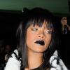 Rihanna prend la pose devant les photographes à la Fashion Week de Paris, le 1er mars 2014